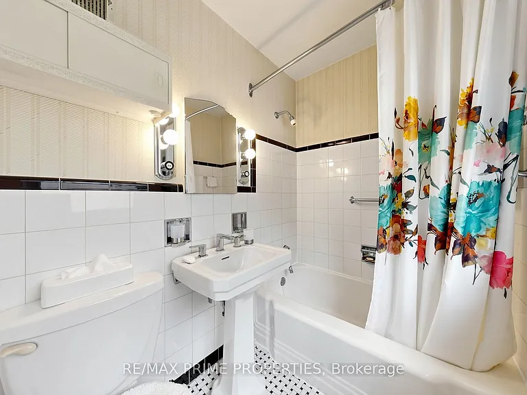33 Irvington Cres — Photo 17
