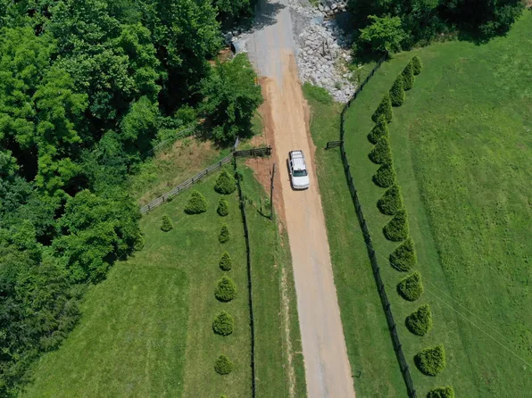 1092 Shoulder Strap Branch Ln, Vanleer, TN 37181