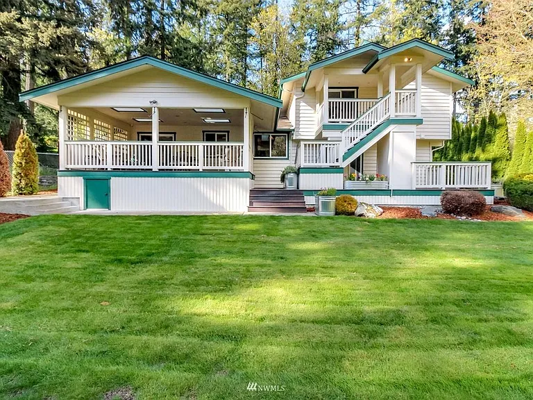 Yard maintained by landscapers paid for by owners. Enjoy the park like setting without the hassle of maintenance.