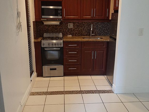 4th image of 110 Sidonia Ave #2