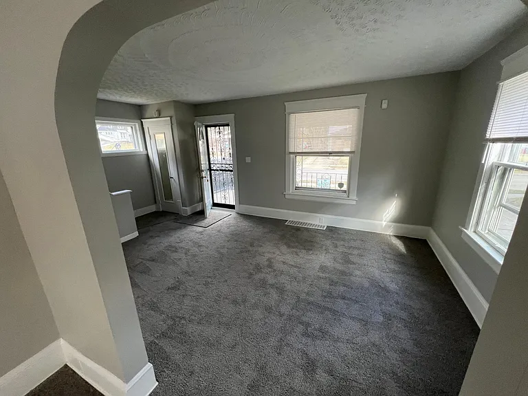 616 W Thornton St — Photo 2