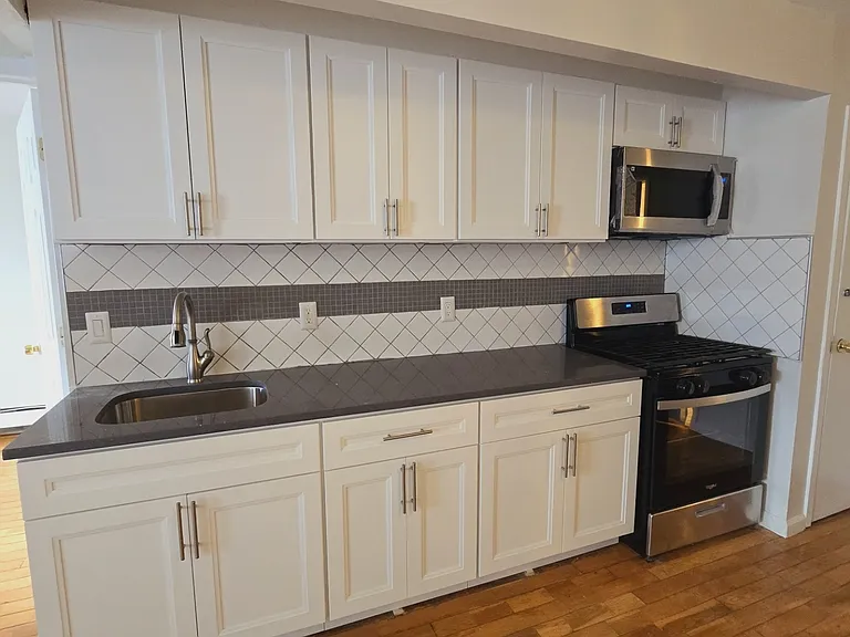 10-10 127th St #1A — Photo 2