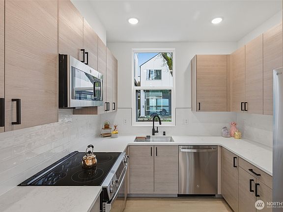 2nd image of 809 S Sullivan Street #B