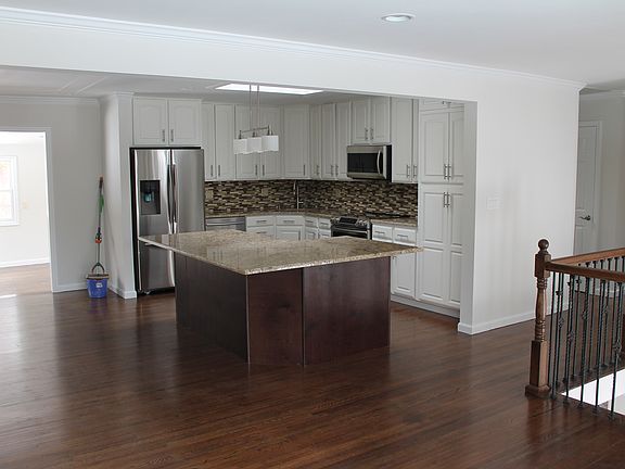 5th image of 8 Florence Dr