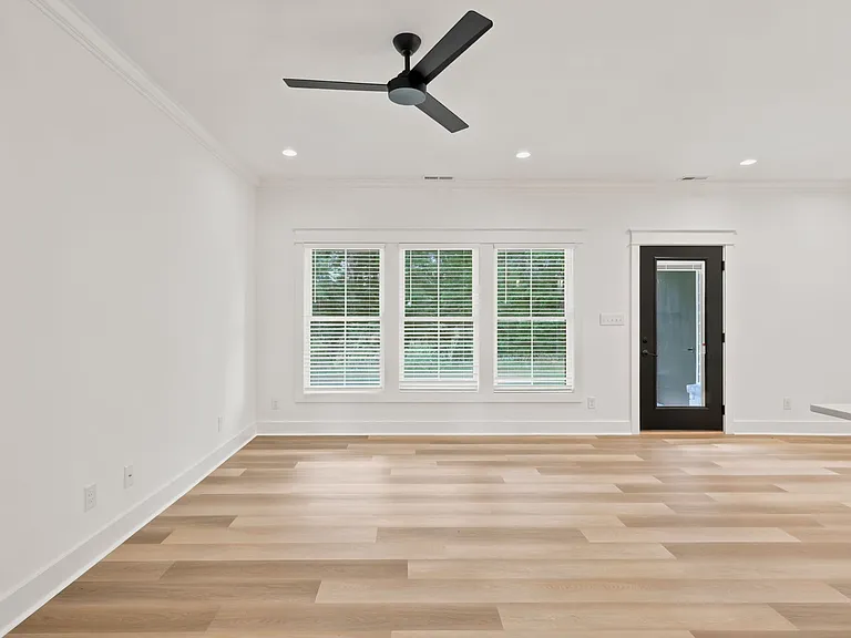 149 Luke Ct — Photo 31