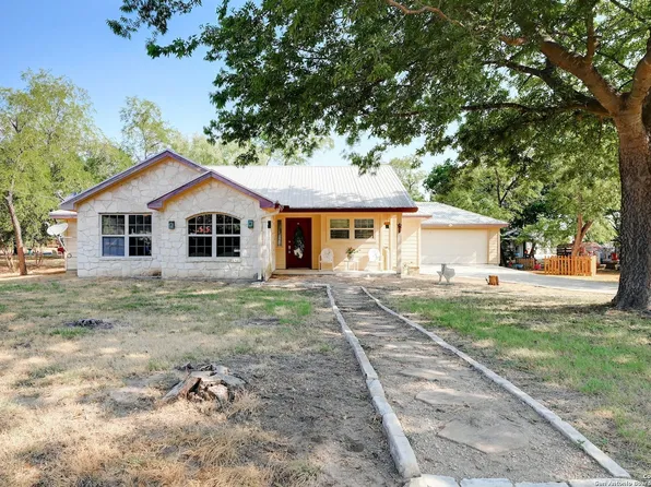 302 W Pecan St, Johnson City, TX 78636