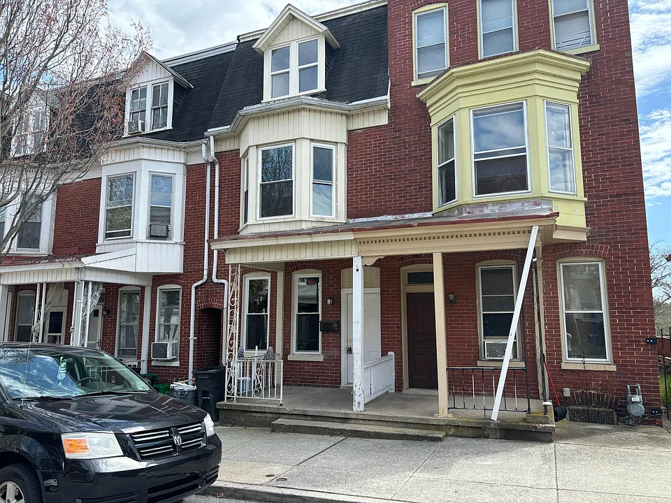 718 W Locust St
