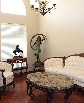 2nd image of 33 NW Havenshire Cir