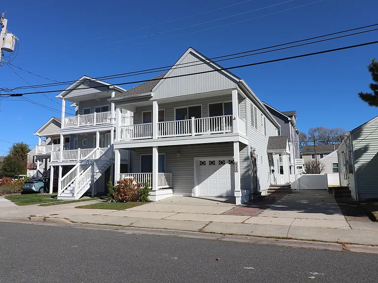 411 N Vendome Ave — Photo 2