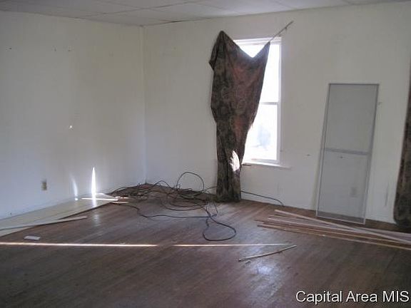 4th image of 220 W 2nd Ave