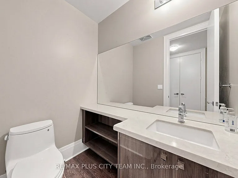 29 Queens Quay E #Townhouse 122 — Photo 11