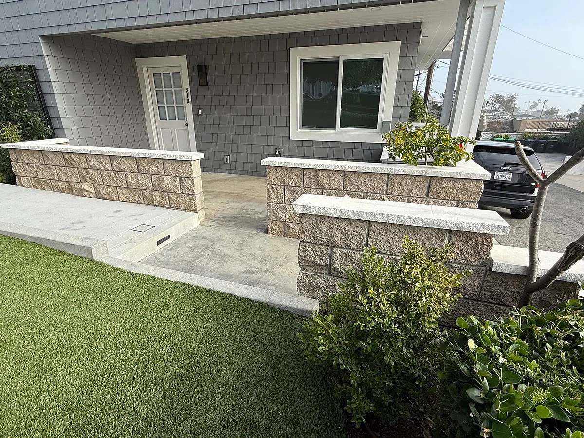 Private ocean-view patio and landscaped entry - 219B La Brea St #ADU