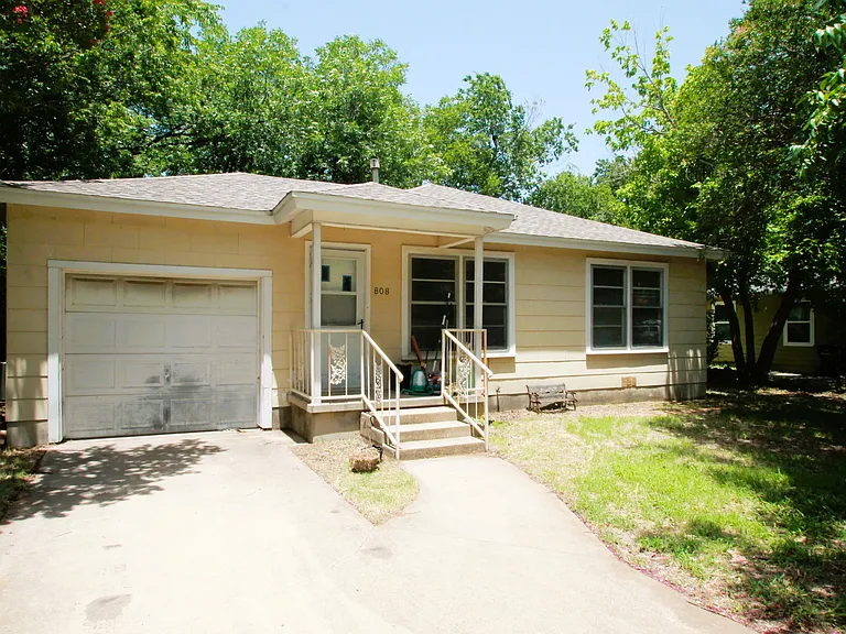 808 Emery St — Photo 1