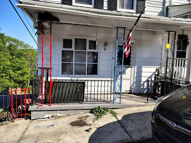 Oak St — Photo 1