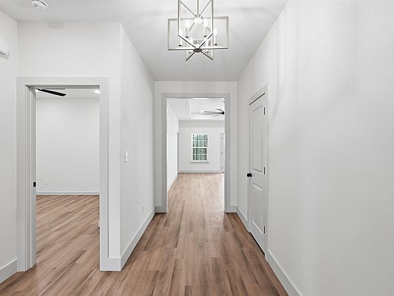 4th image of 111 Diamondhead Dr