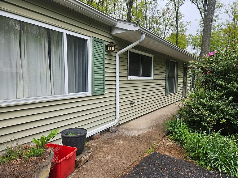 491 Westgate Dr — Photo 2