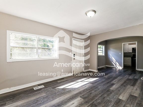 611561_003_living_room_4.jpg