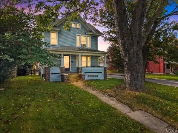 907 Woods Rd, Syracuse, NY 13209