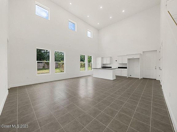 3rd image of 233 Oleander Pl