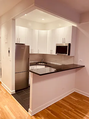 Rented by Metropolis Real Estate of Manhattan | media 8