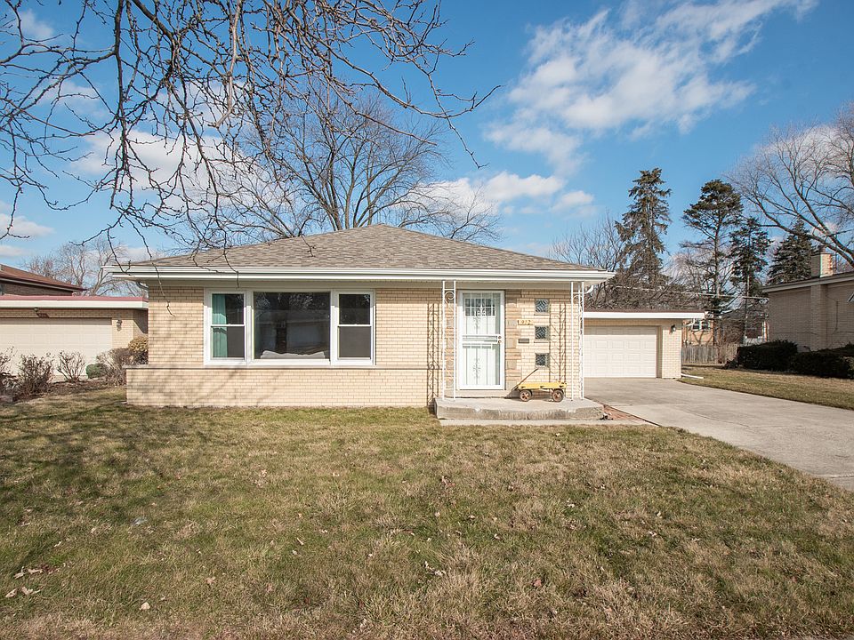 1st image of 912 E 166th Pl