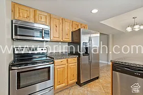2572 E Canterbury Ln — Photo 2