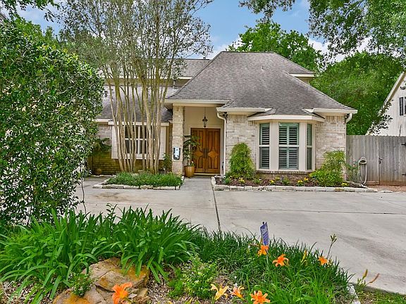 Flagstone flowerbed borders, Plantation Shutters. Beautiful.