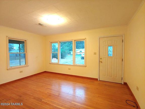 2nd image of 922 E Nezpique St