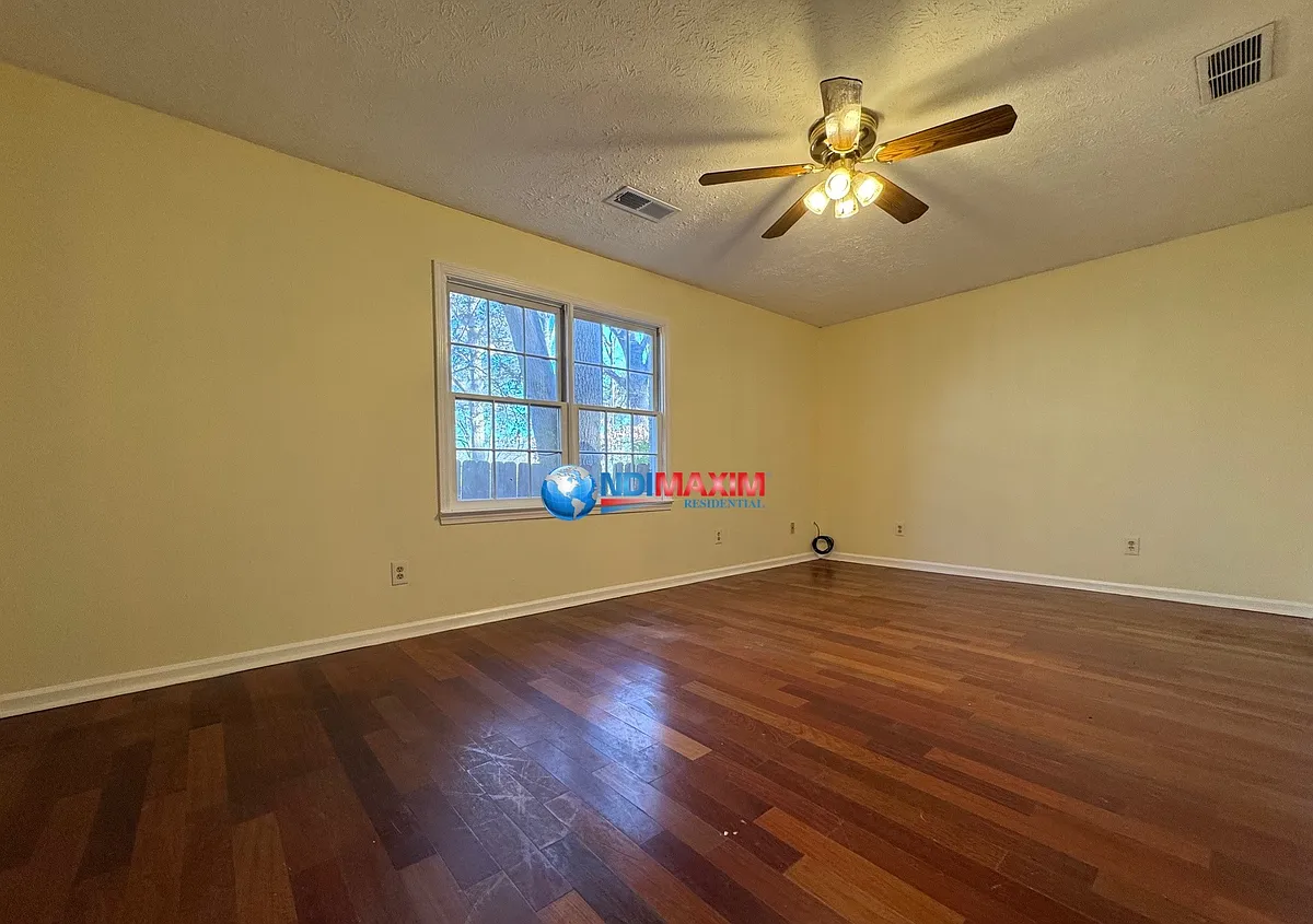 Building Photo - 1563 Pine Glen Cir