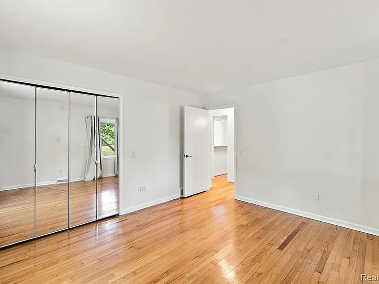 980 Sandhurst Rd — Photo 50