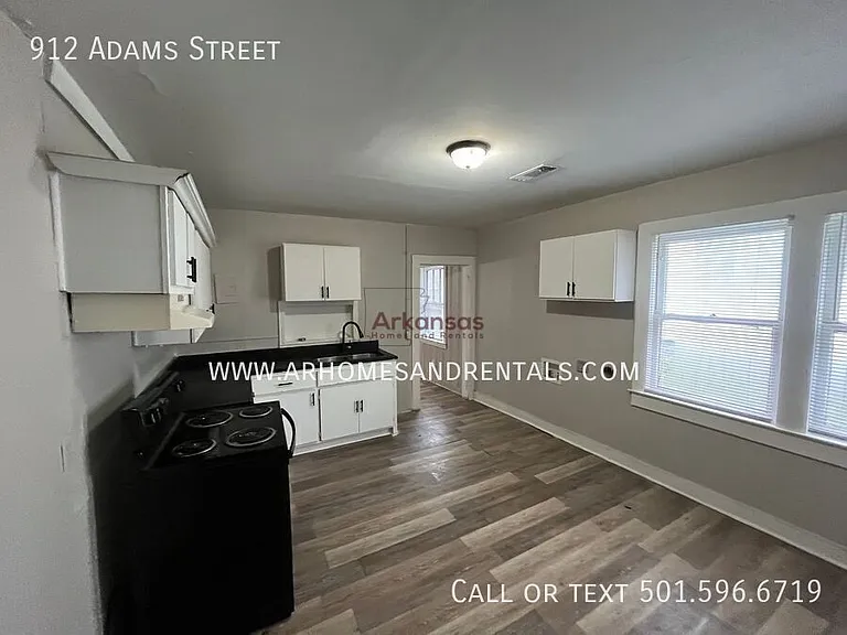 912 Adams St — Photo 4