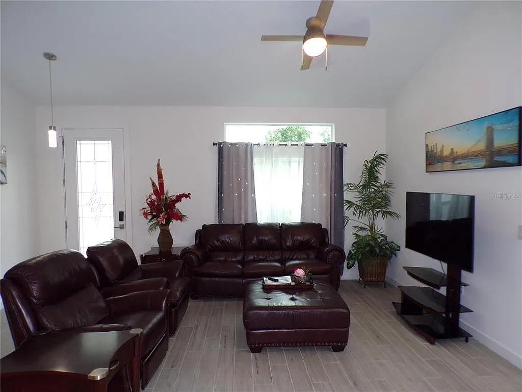 3 bed, 2.0 bath, 1459 sqft, $2,400 — Photo 4