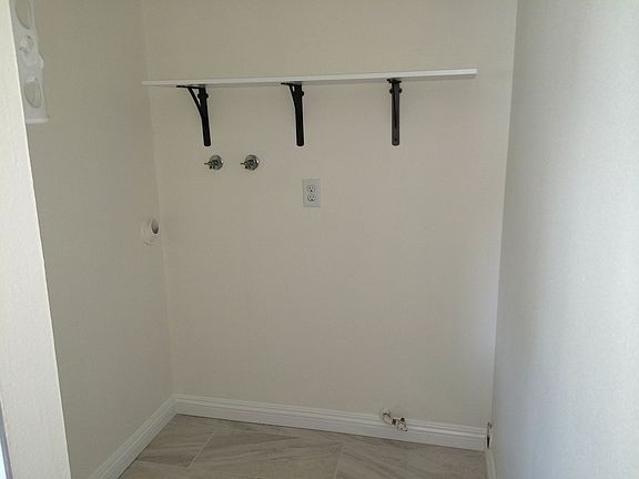 Indoor full-size laundry hookups (for gas dryer)