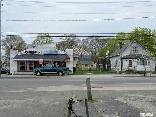 2nd image of 1574 Montauk Hwy