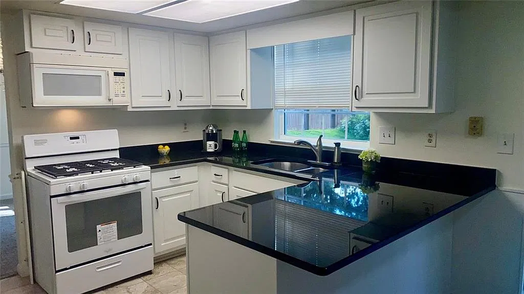4 bed, 2.5 bath, 2644 sqft, $2,850 — Photo 3