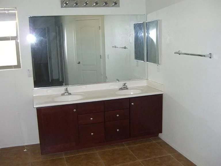 6907 S Emerald Pl — Photo 6