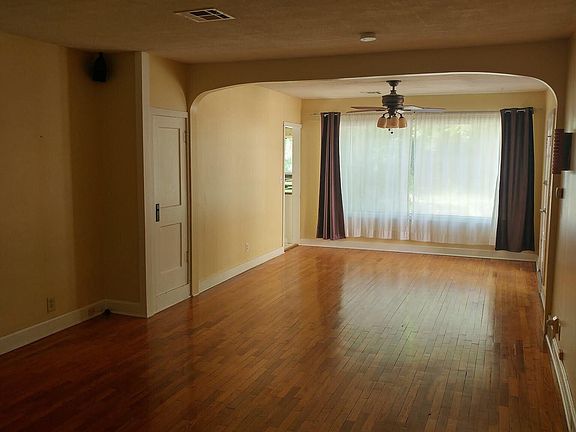 Living room, flow in to dining room