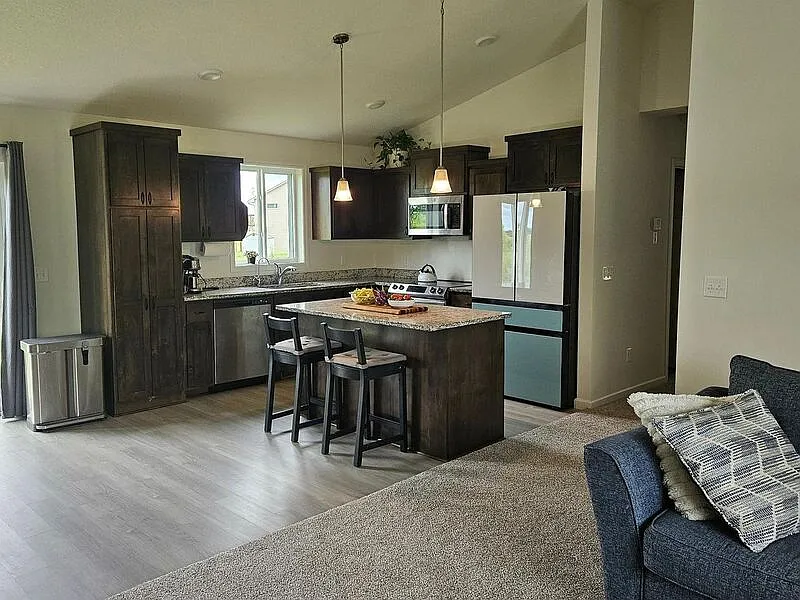 3 bed, 2.0 bath, 1880 sqft, $2,100 — Photo 3