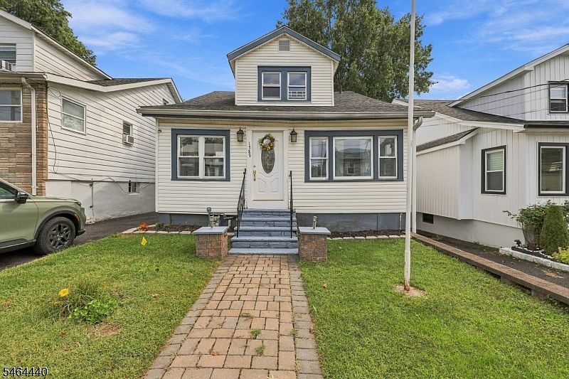 1st image of 1585 Hillcrest Ter