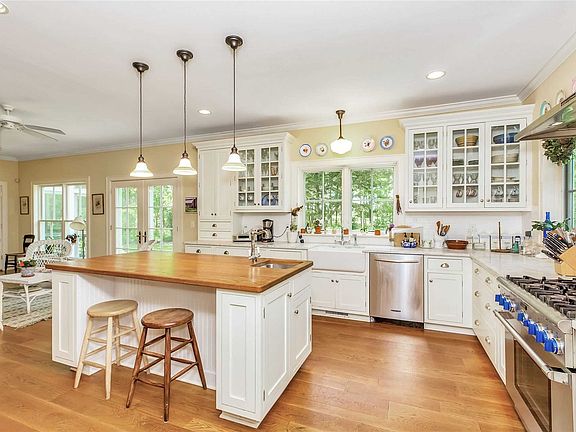 5th image of 6495 Peconic Bay Blvd
