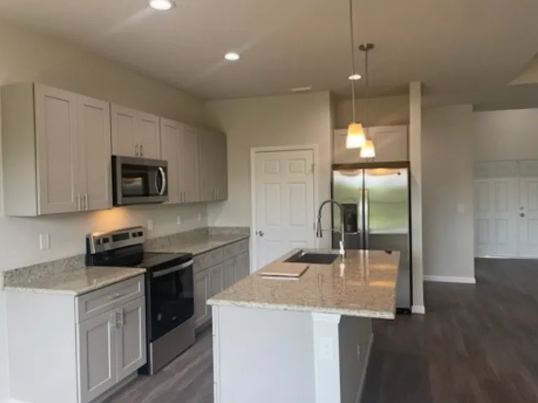 548 Redwood Ave S — Photo 4