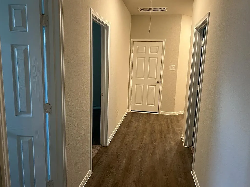3 bed, 3.0 bath, 1904 sqft, $2,150 — Photo 2