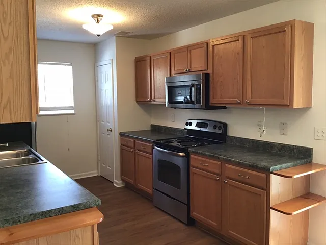 323 Aberdeen Cir — Photo 2