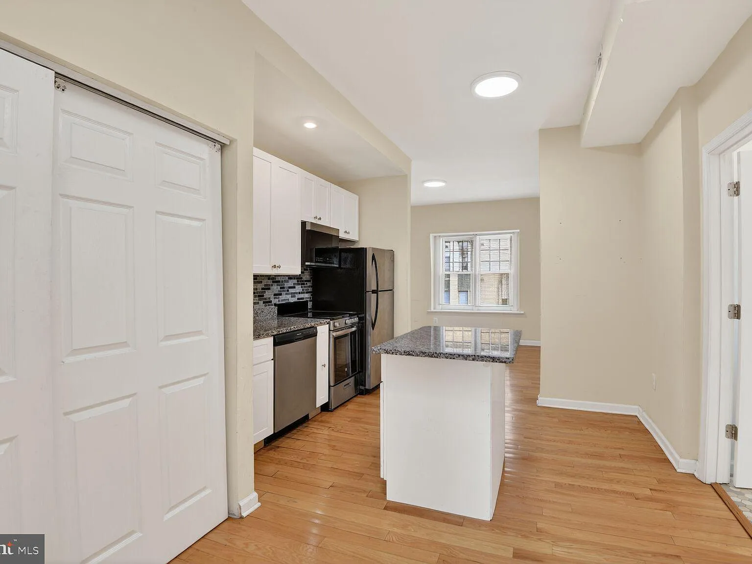 2 bed, 1.0 bath, 750 sqft, $2,500 — Photo 2