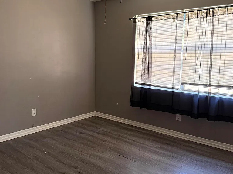1110 Maria Dr — Photo 9