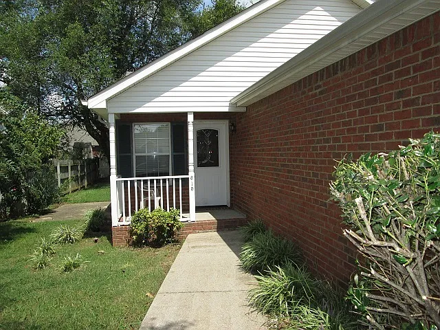 Cozy 3 Bedroom, 2 Bath Home in Saddlebrook — Photo 2