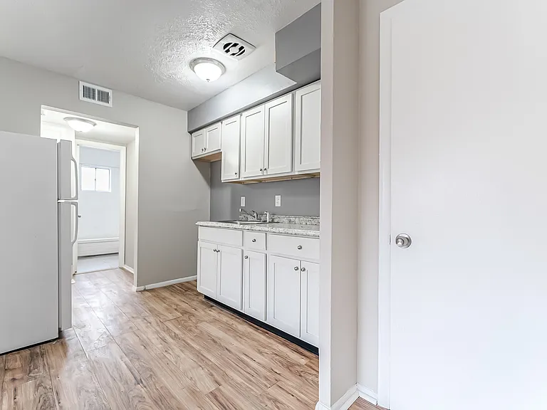 14918 Milverton Rd #4 — Photo 11