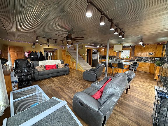 4th image of 615 W Benton Street