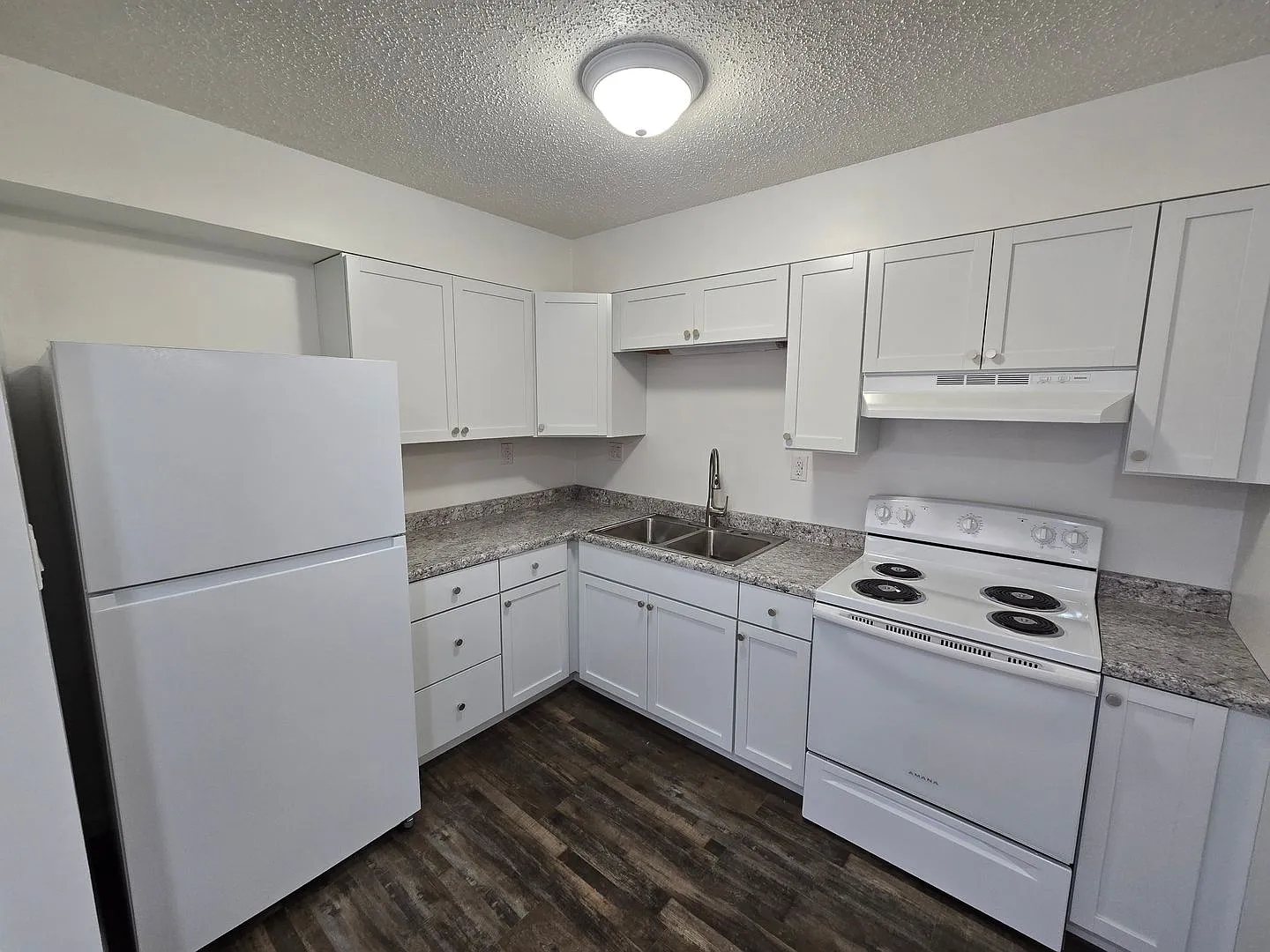 Amazing Fully Remodeled Apartment — Photo 2