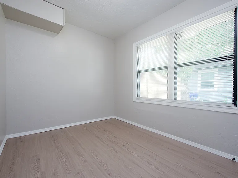 227 W Johnson St — Photo 7